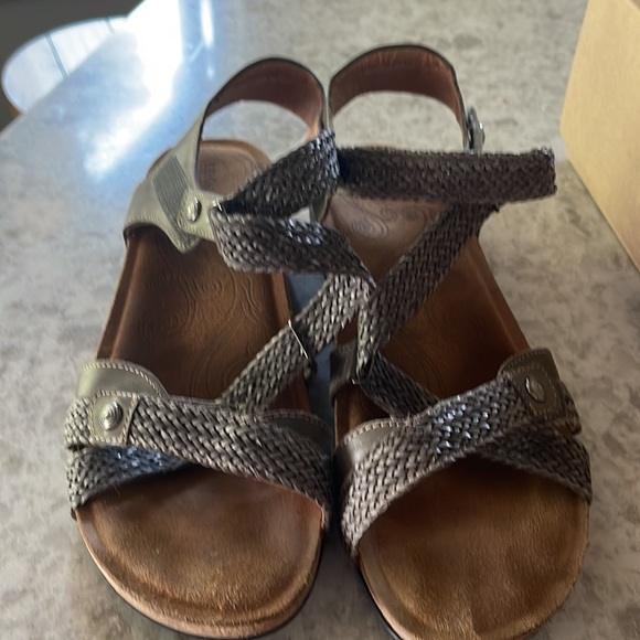 Taos Trulie Dark Grey Sandals - Picture 4 of 5